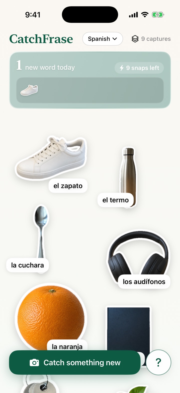 The CatchFrase gallery: a collection of sticker cards — a water bottle, spoon, headphones, orange, notebook and keys — each labeled with its Spanish word.